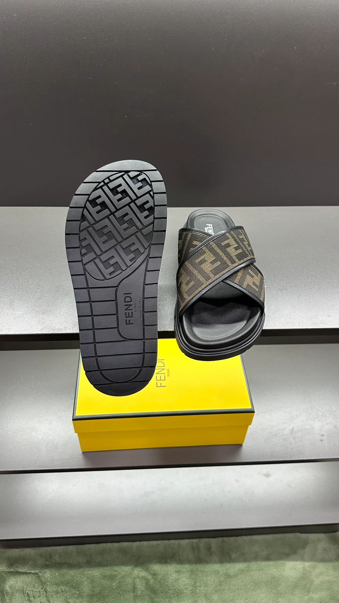 P300 [Fendi Slippers] High-end men's shoes brand, official website 1:1 latest masterpiece: original mold customization, fabrics made of imported original materials, upgraded outsole, lighter and non-slip. The market's top quality, simple yet tasteful, a must-have for fashionistas, fashionable at your feet, full of confidence, the same style at the counter 👍The season of summer slippers is here. Code: 38-45, 46 order